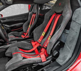 488-pista-red-seatbelt3