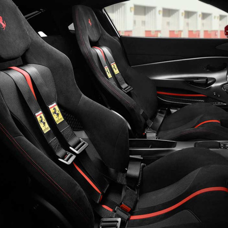 488-pista-black-seatbelt3