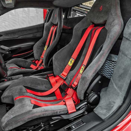 488-pista-red-seatbelt3